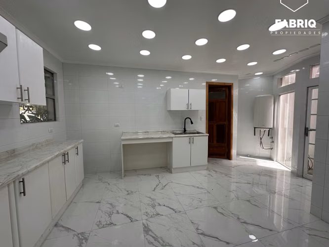 GRAN CASA COMERCIAL, FULL REMODELADA / 215 M2