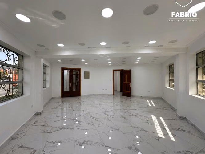 GRAN CASA COMERCIAL, FULL REMODELADA / 215 M2