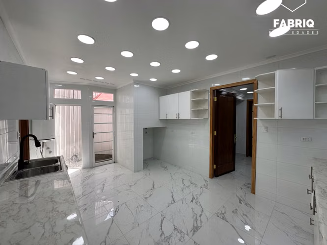 GRAN CASA COMERCIAL, FULL REMODELADA / 215 M2