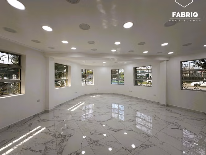 GRAN CASA COMERCIAL, FULL REMODELADA / 215 M2