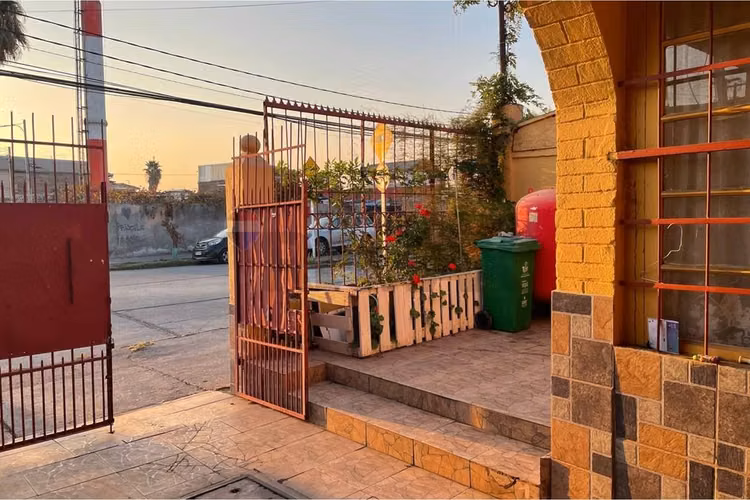 "cómoda casa renovada en pedro aguirre cerda"