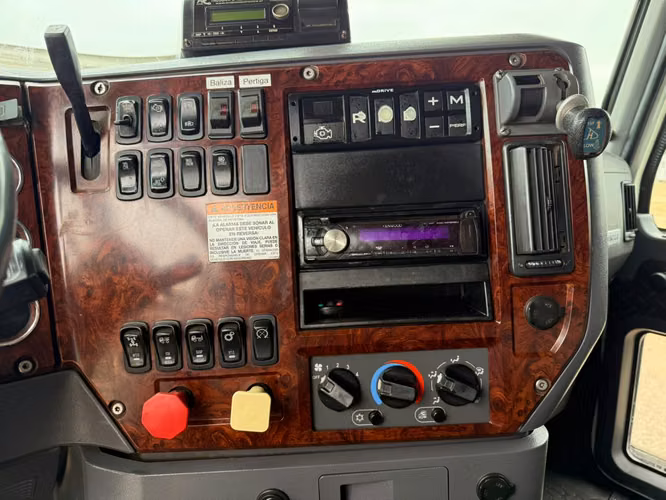 2015 Tractocamión Mack Pinnacle CXU613 – con Kit Hidráulico – Transmisión AT mDrive - Blanco