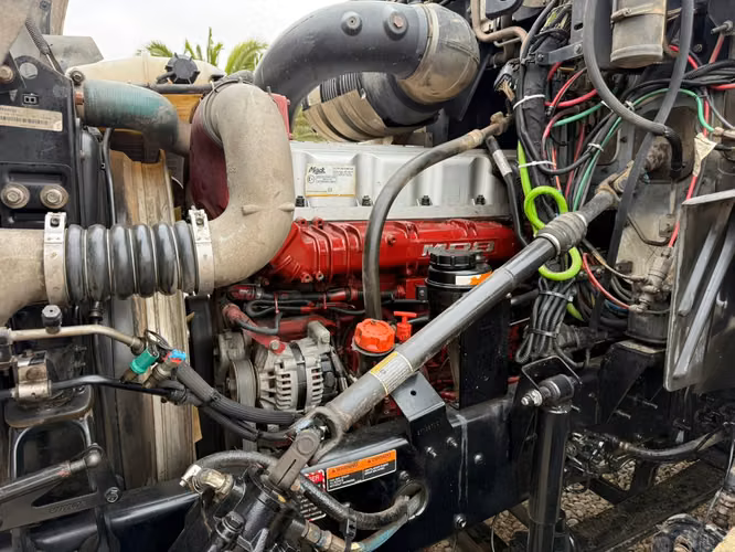 2015 Tractocamión Mack Pinnacle CXU613 – con Kit Hidráulico – Transmisión AT mDrive - Blanco