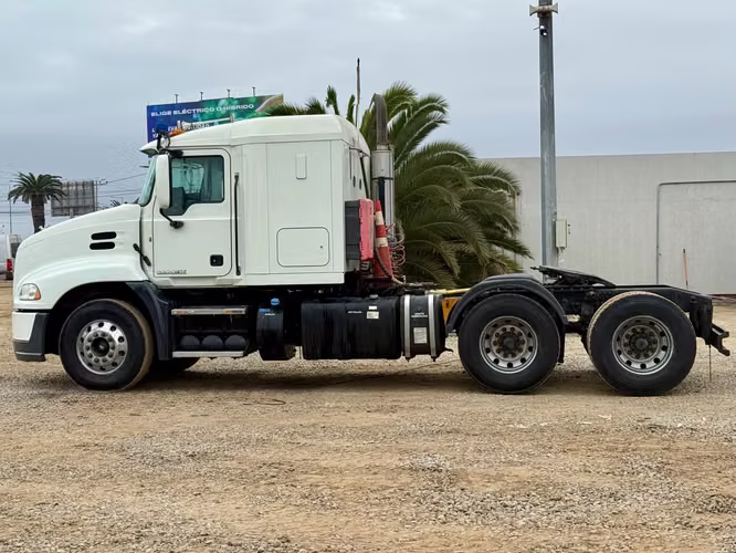 2015 Tractocamión Mack Pinnacle CXU613 – con Kit Hidráulico – Transmisión AT mDrive - Blanco