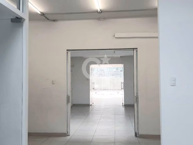 Gran local comercial con alta visibilidad/ La Dehesa.CBG