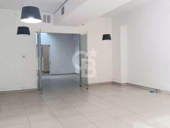 Gran local comercial con alta visibilidad/ La Dehesa.CBG