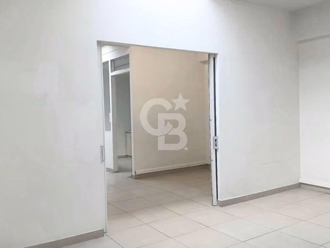 Gran local comercial con alta visibilidad/ La Dehesa.CBG
