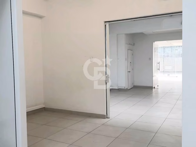 Gran local comercial con alta visibilidad/ La Dehesa.CBG