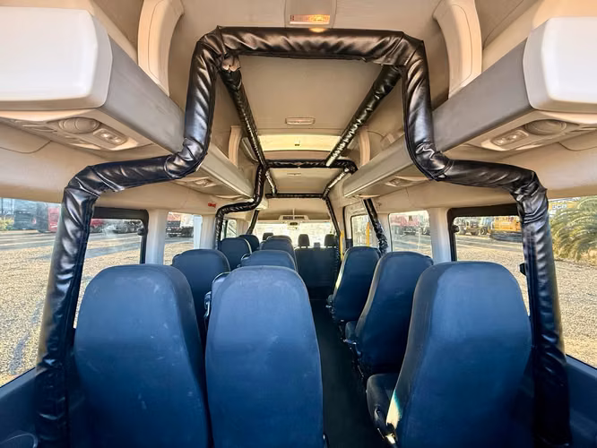 2021 Bus Ford Transit 2.2 Diesel para 17 pasajeros – Incluye A/C