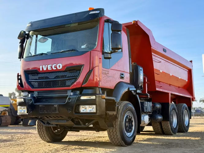 2019 Camión Iveco Trakker Hi Land Tolva 20m3 – 112.000 kms