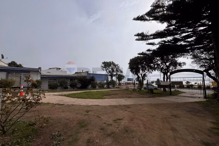 Se venden 2 terrenos con cabañas y casa principal