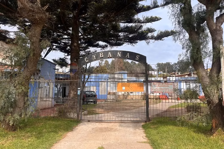 Se venden 2 terrenos con cabañas y casa principal