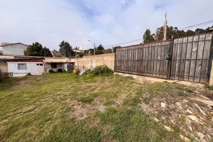 Se venden 2 terrenos con cabañas y casa principal