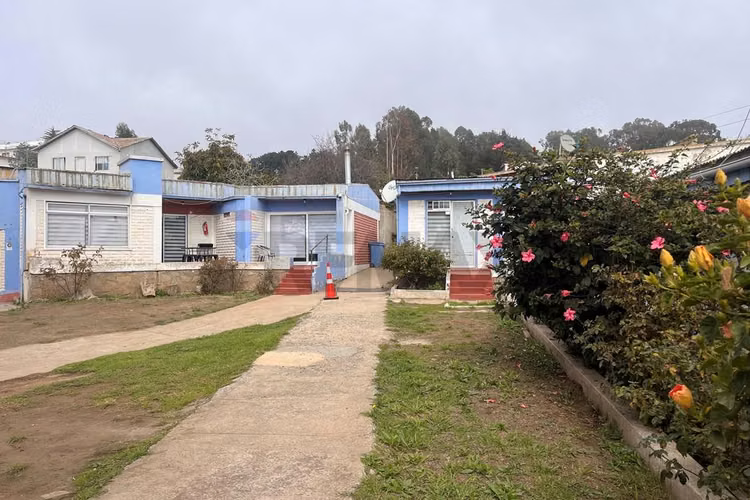 Se venden 2 terrenos con cabañas y casa principal