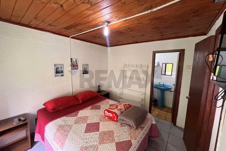 Se venden 2 terrenos con cabañas y casa principal