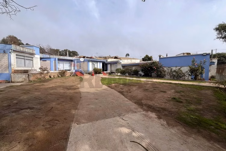 Se venden 2 terrenos con cabañas y casa principal