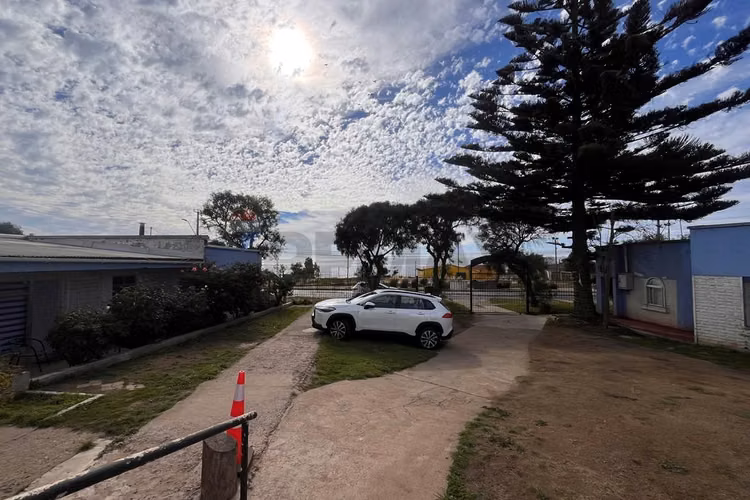 Se venden 2 terrenos con cabañas y casa principal
