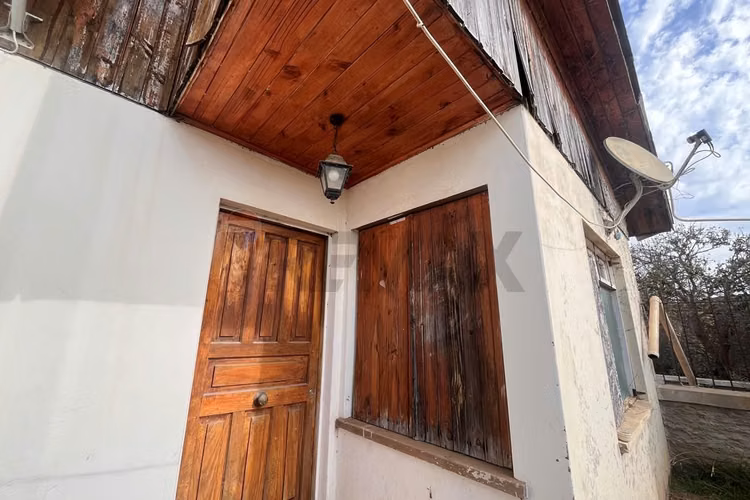 Se venden 2 terrenos con cabañas y casa principal