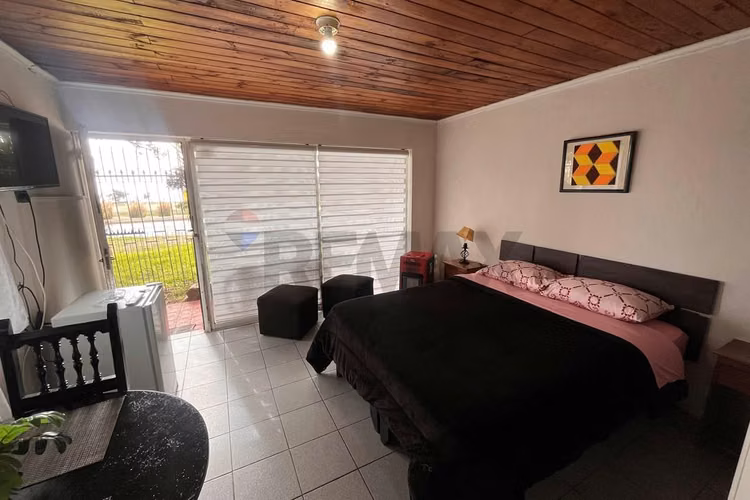 Se venden 2 terrenos con cabañas y casa principal