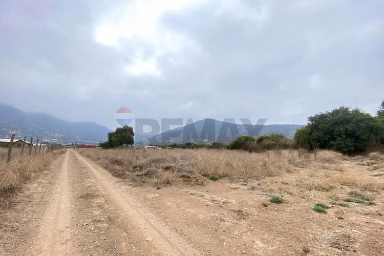Parcela a los pies del embalse