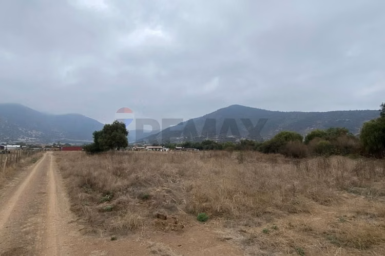 Parcela a los pies del embalse
