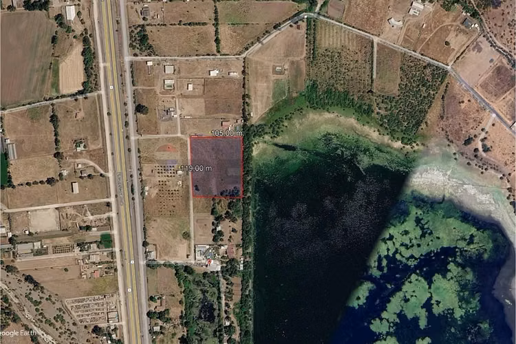 Parcela a los pies del embalse