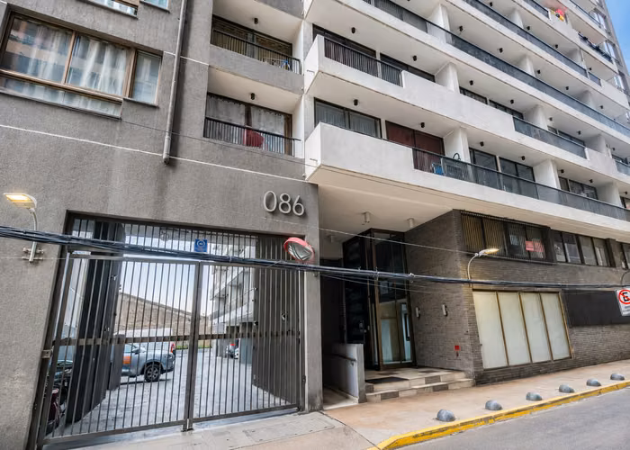 Departamento a Pasos de Metro Ecuador | Excelente Inversión UF 1900