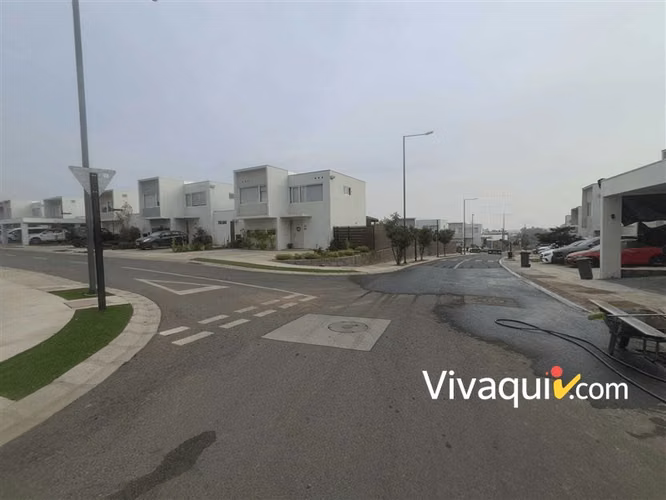 Casa en arriendo de 4 dorm. en Colina