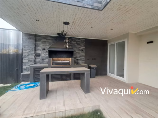 Casa en arriendo de 4 dorm. en Colina