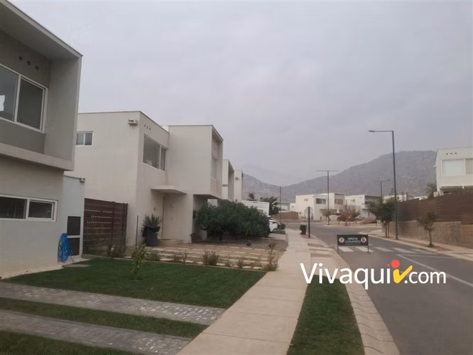 Casa en arriendo de 4 dorm. en Colina