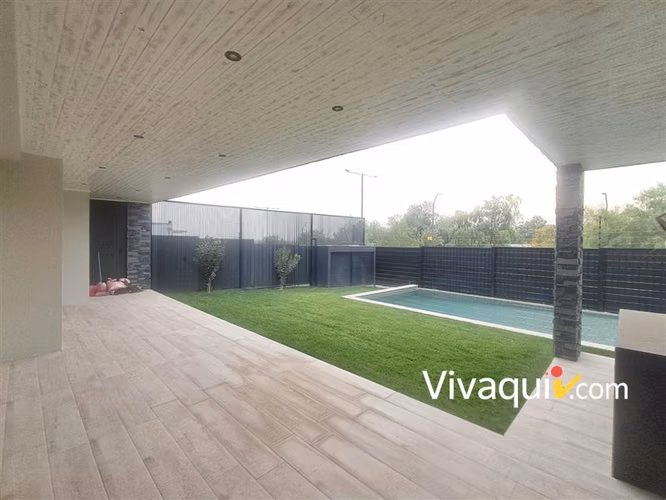 Casa en arriendo de 4 dorm. en Colina