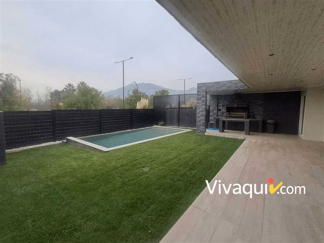 Casa en arriendo de 4 dorm. en Colina
