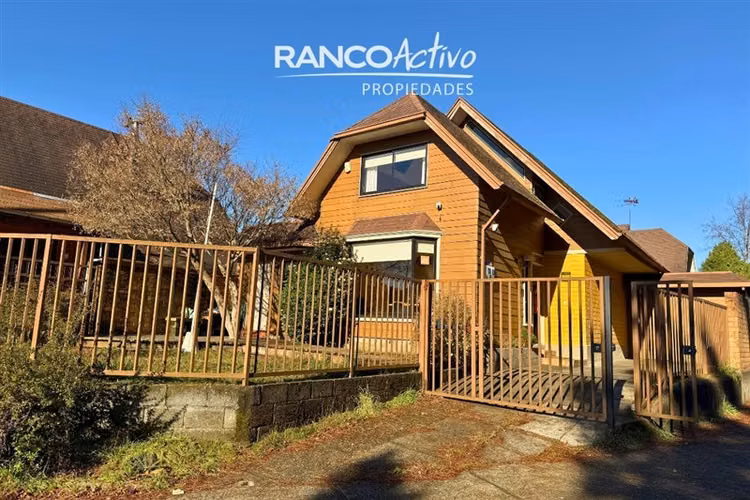 Amplia y Moderna Casa esquina El Bosque, Valdivia, 3D/3B