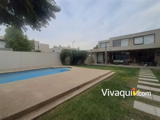 Casa en arriendo de 4 dorm. en Colina
