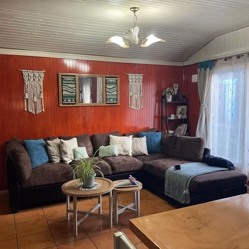 EL PRECIO ES CONVERSABLE Y LA CASA TIENE VENTANAS CON TERMOPANEL Y AISLACION TERMICA