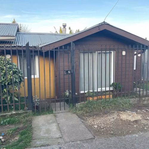 EL PRECIO ES CONVERSABLE Y LA CASA TIENE VENTANAS CON TERMOPANEL Y AISLACION TERMICA