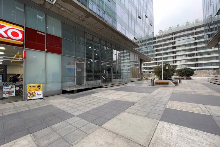 A pasos de clínica las condes y redsalud vitacura
