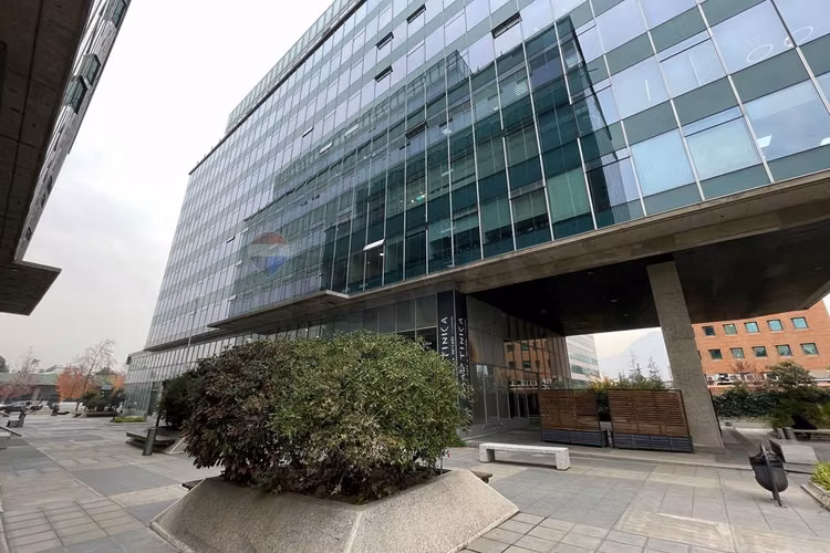 A pasos de clínica las condes y redsalud vitacura