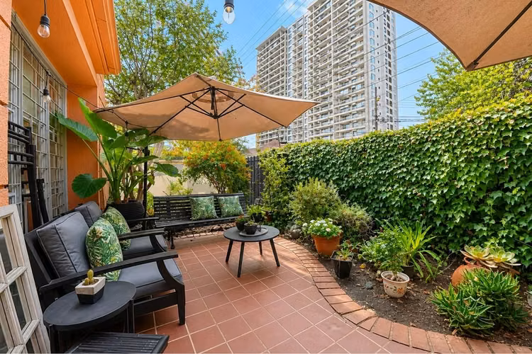 Oportunidad casa con patio en condominio la reina