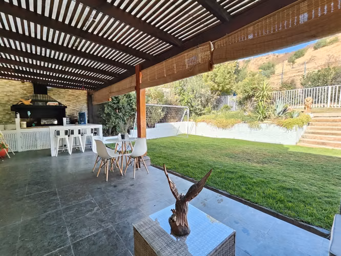 CASA CON GRAN TERRENO!!