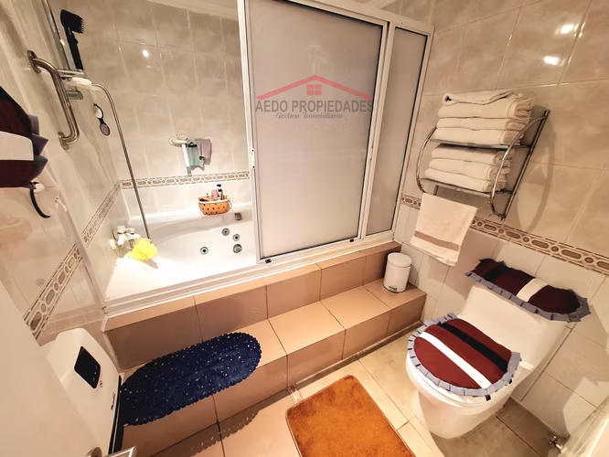 Se Vende Hermosa y Amplia Casa Aislada de Dos Pisos en Villa Jamaica, comuna de La Cruz