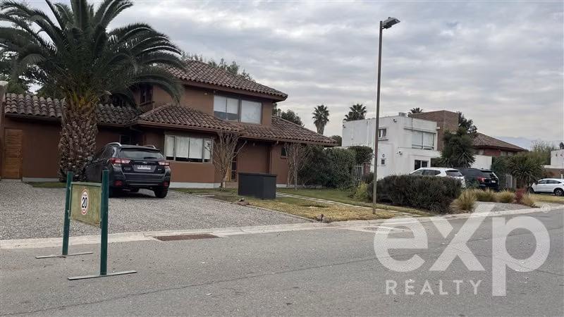 Casa en venta de 4 dorm. en Colina