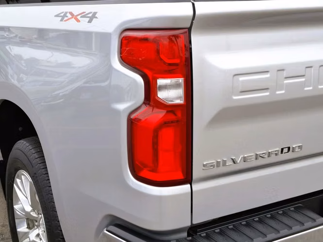 Chevrolet Silverado DCAB 4X4 SOHC 5.3 AUT 2022 - Imagen 10