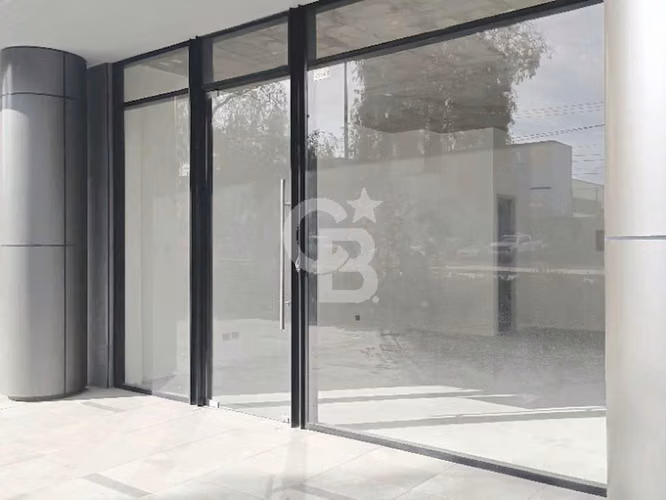 Local Comercial Moderno y Estratégico en Arriendo. CBG
