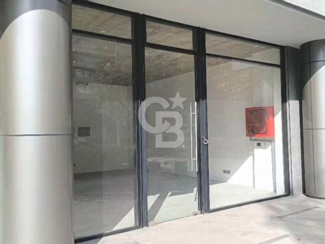 Local Comercial Moderno y Estratégico en Arriendo. CBG