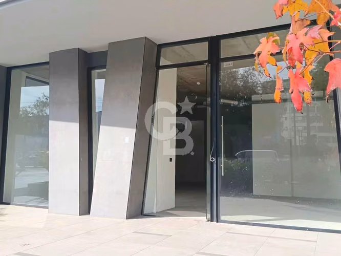 Local Comercial Ideal: Espacio Estratégico & Visible.CBG