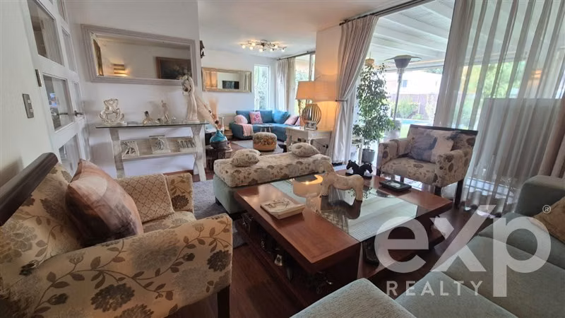 Casa Mediterránea en Santa Elena, Gran Terreno y Seguridad