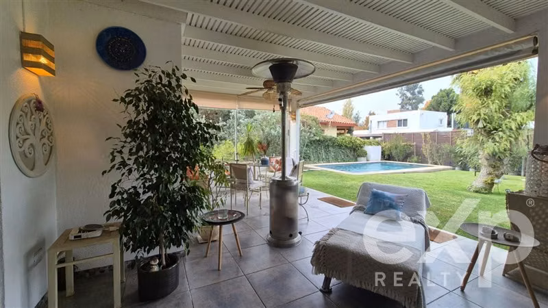 Casa Mediterránea en Santa Elena, Gran Terreno y Seguridad