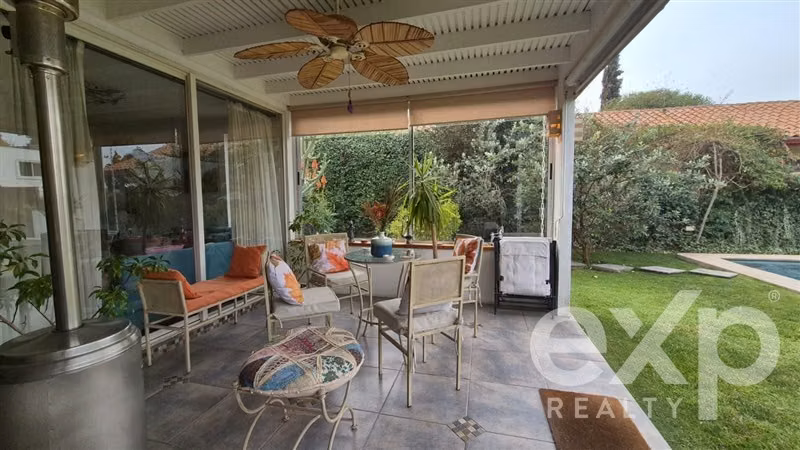 Casa Mediterránea en Santa Elena, Gran Terreno y Seguridad