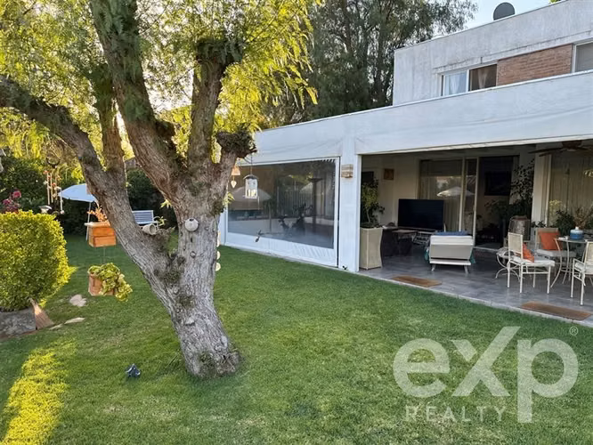 Casa Mediterránea en Santa Elena, Gran Terreno y Seguridad